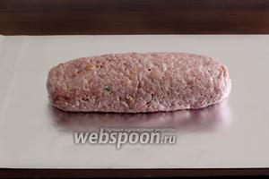 Должна получиться гладкая колбаска. Плёнку можно убрать и выложить баклажан на фольгу. Советую фольгу смазать немного маслом в том случае, если фарш не жирный, как у меня. Завернуть баклажан в фольгу, как конфету.
