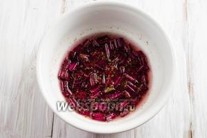 Кусочки стебля залить соком лимона (разбавить 1 ст. л. воды), добавить соль, сахар, перец, кориандр. Отставить в сторону.