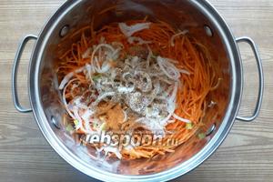 В кастрюлю к моркови кладём лук, молотый кориандр, перец острый и душистый, сахар. Перемешаем. Вам должно быть вкусно.