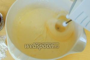 Яйца взбиваем миксером на высокой скорости с солью и сахаром около 5 минут. Масса сильно посветлеет и станет пышной.