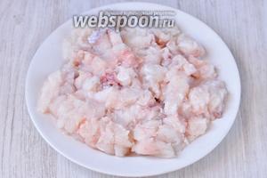 На котлеты берём верхнюю часть сома, которая рядом с головой. Отделяем кожицу, удаляем кости, если таковые имеются и нарезаем небольшими кубиками.
