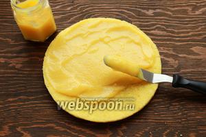 Корж пропитать, смазать курдом, заключить в форму (у меня бисквит при остывании, «сел», поэтому взяла 20 см форму).