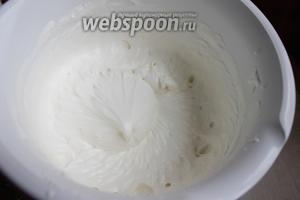На всякий случай я их сложила и ещё если надо выровняла бока. Коржи ещё разрезаем вдоль ниткой — будет 6 коржей. У меня на этот раз получилось не совсем ровно. Постарайтесь это сделать ровнее.
