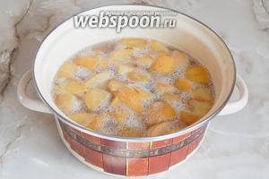 Через 1-2 часа квас забродит — появится характерная пена и запах. Бродить квас должен при комнатной температуре около 12 часов.