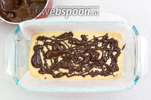 Шоколад растопим на водяной бане.
Форму для выпечки (размер моей формы 19х10) застелим пекарской бумагой или смажем маслом. Выкладываем половину теста. На тесто — в произвольном порядке растопленный шоколад.
