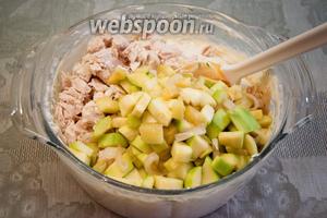 В полученную смесь добавить нарезанное куриное филе и обжаренные на сковороде овощи, попробовать на соль и специи и, при необходимости, их добавить.