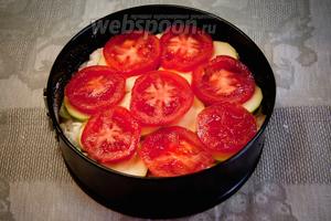 Форму для запекания (26 см) смазать маслом, присыпать манной крупой или мукой (бумагой застилать нельзя) и вылить туда смесь для пирога. Сверху выложить нарезанные кружочками кабачки и помидоры. Поставить запекать в духовку на 30 минут при 180 °C.
