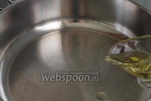 Посуду для этого плова необходимо брать с толстыми стенами, широкую и невысокую. Поставить кастрюлю на огонь, влить оливковое (или любое растительное рафинированное масло) масло и подождать пока масло хорошо разогреется.