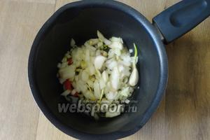 Разогреваем растительное масло, затем обжариваем нарезанный лук и чеснок, до лёгкого золотистого цвета.
