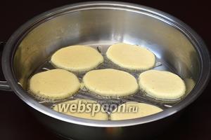 Сковороду разогреть с одной столовой ложкой подсолнечного масла. С помощью столовой ложки выложить тесто на раскалённую сковороду. Огонь — средний.
