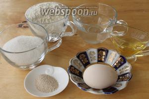Для приготовления булочек понадобятся мука, соль, сахар, оливковое масло, вода, дрожжи и яйцо.
