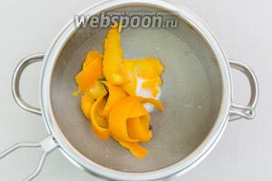 Процедим молоко. Апельсиновую цедру и корицу выбрасываем.
