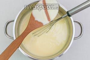 Ставим процеженное молоко на газ и, постоянно помешивая, тонкой струйкой вливаем в него яично-крахмальную смесь.
Проварим до загустения крема. Крем будет готов, если на деревянной ложке остается устойчивый след.