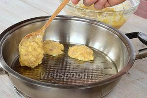Сковороду разогреть на среднем огне со столовой ложкой подсолнечного масла. Выкладывать тесто на раскалённую сковороду с помощью столовой ложки. Жарить на среднем огне до образования золотистой корочки.
