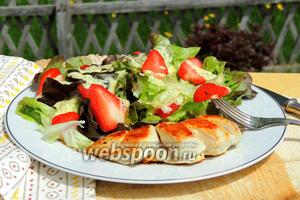 Салат с клубникой и базиликовым соусом