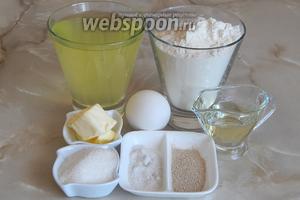 Белый хлеб на сыворотке мы будем готовить из таких продуктов, как: мука пшеничная, сыворотка, масло сливочное и подсолнечное, дрожжи сухие, яйца куриные, соль, сахар.