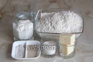Готовить сметанный хлеб мы будем из таких продуктов: сметана (жирность не важна), кипяченая тёплая вода, дрожжи сухие (прессованных взять 30 граммов), соль, сахар, мука пшеничная и сливочное масло.