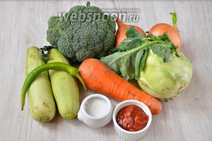 Для того, чтобы приготовить вкусное рагу вам понадобится кольраби, кабачок, перец острый, морковь, лук репчатый, томатная паста и соль.