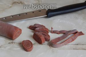 Поэтому решила действовать по старинке. Раскатанный пласт теста скручиваем плотно в рулет, а затем острым ножом нарезаем кусочки — примерно около 7-8 мм в ширину.