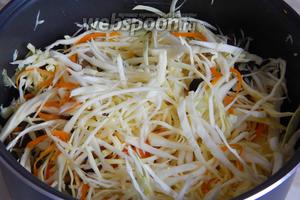 Перемешиваем всё. Солим и перчим по вкусу. Включаем режим Тушение. Время 1,5-2 часа, в зависимости от капусты. Молодая капуста тушится очень быстро, а для зимней нужно больше времени. Смотрите по степени мягкости.