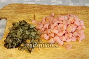 Мелкими кубиками нарезать картофель (у меня остался розоватый картофель от гарнира), солёный огурец.