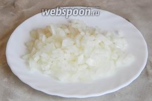 Первым делом поставим вариться картошку, свёклу, морковь и яйца. А пока очистим и как можно мельче порубим луковицу. Если она ядрёная, ошпарьте кубики кипятком и промойте ледяной водой.