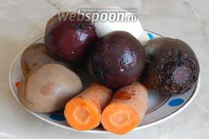 Свёкла варится дольше моркови и картофеля — средним корнеплодам нужно около 1,5 часов. Молодая некрупная свёколка будет готова через час. Чтобы она быстрее приготовилась, после отваривания нужно опустить её под струю ледяной воды. Только не прокалывайте отварную свёклу, иначе сок выйдет в воду и она частично утратит насыщенность цвета. Картофель в мундирах — около получаса с момента закипания, а морковь — минут на 10 больше. Но опять-таки, всё зависит от возраста корнеплодов — молоденькие варятся значительно быстрее. Яйца варятся 10 минут.