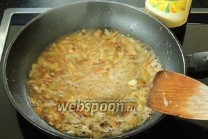 Сворачиваем филе в рулетик и закрепляем шпажкой, у меня зубочисткой, чтоб при дальнейшей готовке они не развернулись.