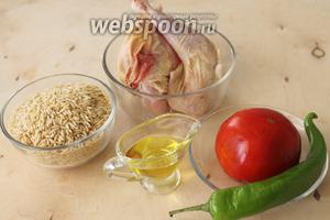 Для приготовления данного блюда нужно взять куриное мясо, паста орзо, оливковое масло, помидор, болгарский перец, соль и специи по вкусу.