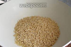 В разогретую сковороду положить 1 ст. л. масла, подождать пока масло разогреется и всыпать пасту.