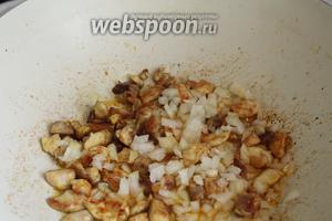 Добавить к мясу нарезанный на кубики лук и продержать на огне пока лук не станет прозрачным. Огонь должен быть средним.