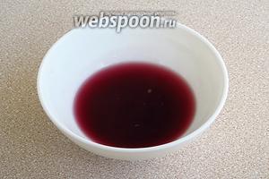 Распустить желатин на водяной бане, добавить сахар по вкусу и тщательно размешать до полного его растворения. Желатиновый раствор остудить до комнатной температуры и поставить в холодильник для застывания.