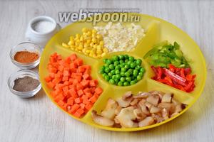 Для приготовления овощного рагу нам понадобится зелёный горошек, кукуруза, морковь, шампиньоны, перец болгарский, рис, лук, перец чёрный молотый, перец красный молотый и соль.