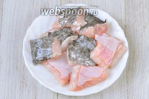 Для ухи я брала голову сома и немного филе. Филе нарезала небольшими кубиками, чтобы разложить аккуратно рыбу по тарелкам.