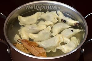 Воду довести до кипения. Добавить соль по вкусу. Для улучшения вкуса вареников в воду можно добавить 1-2 лавровых листа, несколько горошин чёрного и душистого перца, 1 столовую ложку подсолнечного масла. Опустить вареники порциями в кипящую воду. Сразу помешать деревянной ложкой, чтобы вареники не пристали к горячему дну. После всплытия вареников и закипания воды готовить 1 минуту.