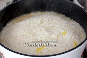 Когда вода почти выкипела, рис собирается горкой от краёв к середине. На фото видно, что по краям ещё осталось немного воды, совсем мало. Закрываем казан крышкой и оставляем рис париться под крышкой, на малом огне 10-15 минут.