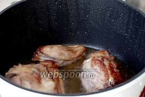 Куски мяса с косточками и мякоть обжаривается в раскалённом масле до румяной корочки, чтобы все соки запечатались внутри. Если мясо жестковато и вы не уверены, что оно приготовится так, как нужно, то не возбраняется добавить пол стакана или стакан воды, уменьшить огонь и дать мясу слегка потушиться под крышкой до полного выкипания жидкости. Но это делается только после того, как на мясе образуется зажаристая корочка.