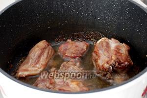 После тушения и выкипания всей жидкости крышка открывается. Мясо зажарилось хорошо и его можно хорошо посолить. Не бойтесь пересолить, вся лишняя соль уйдёт с рисом, а вкус останется.