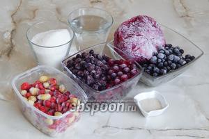 Для приготовления ягодного кваса нам понадобится ягодный микс (по вкусу — 650-700 г), вода, сахар и дрожжи сухие (если заменять прессованными, нужно взять 15 граммов).