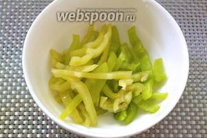 Болгарский перец очистить от семян. Нарезать полукольцами. Можно использовать замороженный перец.
