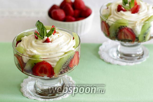 Фото Фруктовый десерт со сливками и хрустящей основой