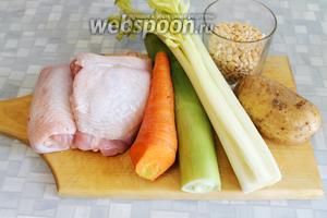 Для приготовления горохового супа нужно взять пару куриных бёдер (500 г), горох, картофель, морковь, лук-порей, сельдерей, грудинку копчёную, пряности.