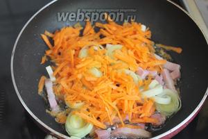 добавить морковь. В заправку добавить пару ложек бульона, так вкус супа будет мягче, и это не вызовет изжогу. Если предпочитаете зажаренную заправку, то бульон добавлять не нужно.