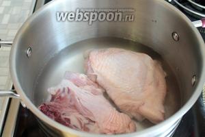 Куриные бёдра промыть, снять излишки жира, залить водой, довести до кипения, прокипятить минут 7.