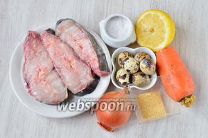 Для приготовления заливного из сома вам понадобится лимон, соль, морковь, лук репчатый, яйца перепелиные, желатин и сом.