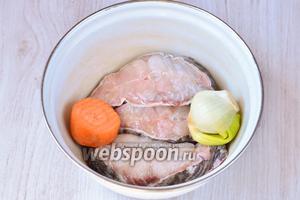Сома, если вы покупаете целого следует нарезать кусочками, как на фотографии. Я сразу купила нарезанного и очищенного. В кастрюлю кладём морковь, лук репчатый и рыбу, взбрызгивая лимонным соком.