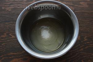 Для меренги: белок смешать с сахаром, поставить на водяную баню, нагреть (помешивая) до 50ºC. В этом рецепте подробно описано.