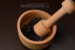 С запаренного мака слить воду. Поместить мак в ступку и растирать до образования макового молочка.