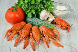 Для приготовления салата с раковыми шейками и овощами вам понадобится майонез, помидоры, огурцы, чеснок, раки отварные и соль.