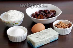 Для приготовления сливовой галеты на хрустящем тесте возьмём замороженные сливы (разморозить), муку, сахар, масло, яйцо, орехи, абрикосовые косточки.